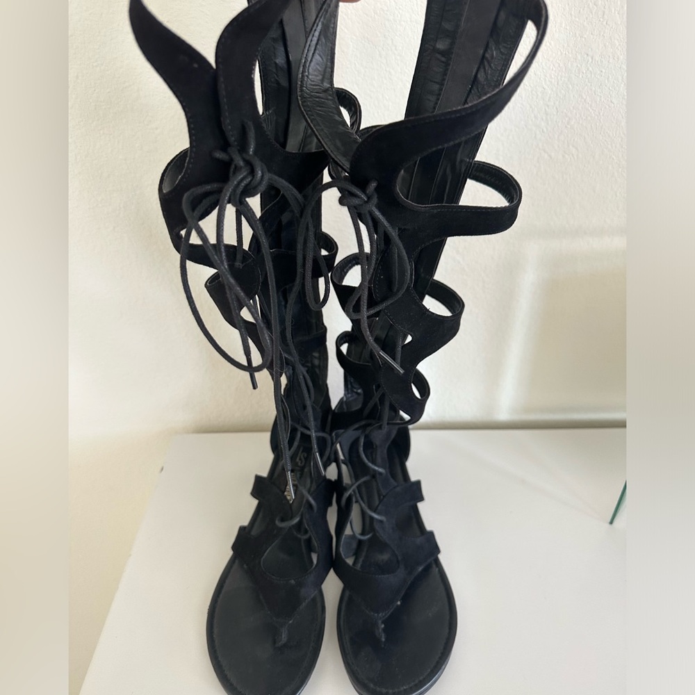 Leila Stone Black Sandals with Elegant Design